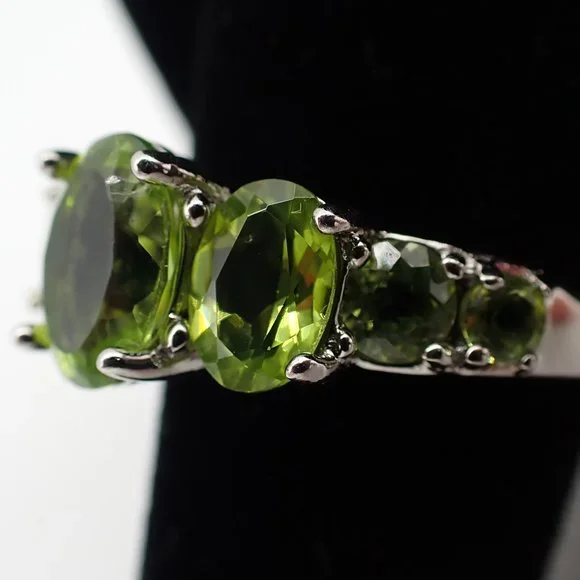Vintage .925 Silver and Green Peridot 7 Stone Ring. - Picture 3 of 5